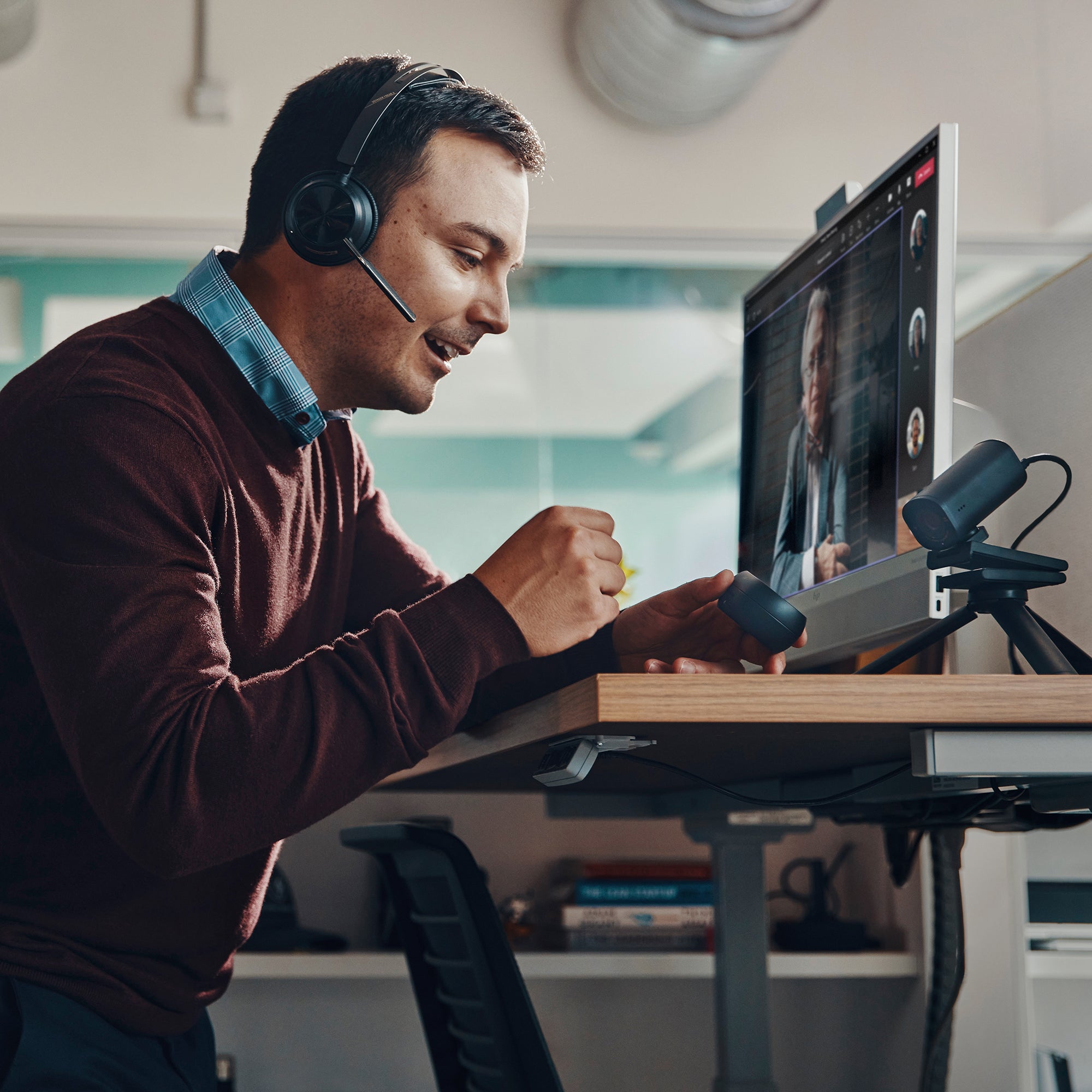 HP INC. Poly Voyager Focus 2 USB-C-C Headset + USB-C/A Adapter + Charging Stand